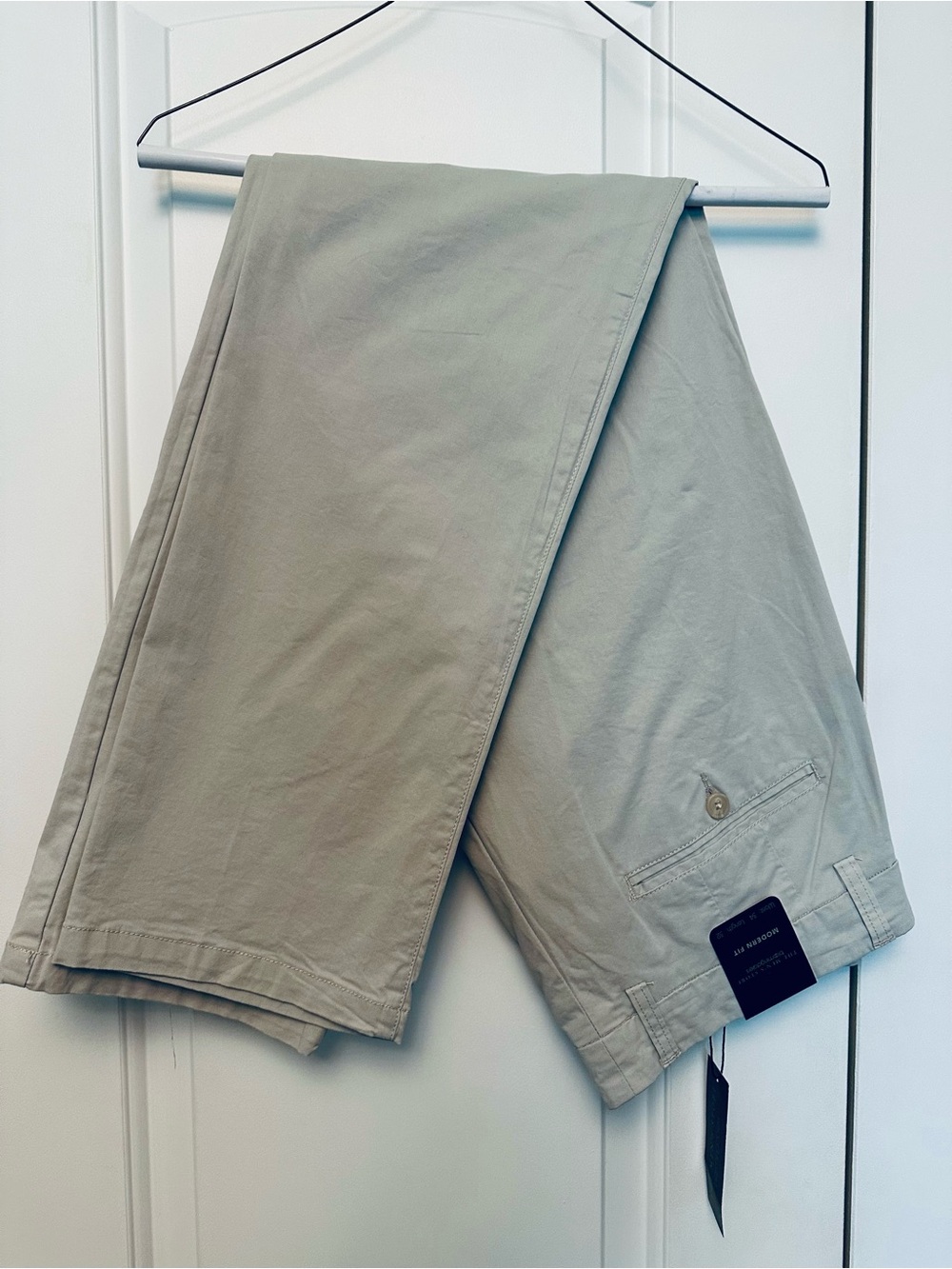NWT! Bloomingdale's Men's Khaki Modern Fit Chino Pants - Light Taupe